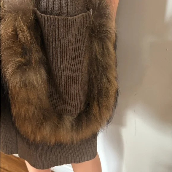 Rain + Rose Tan Sweater Vest with Faux Fur Pockets.  Size XL - Picture 8 of 10
